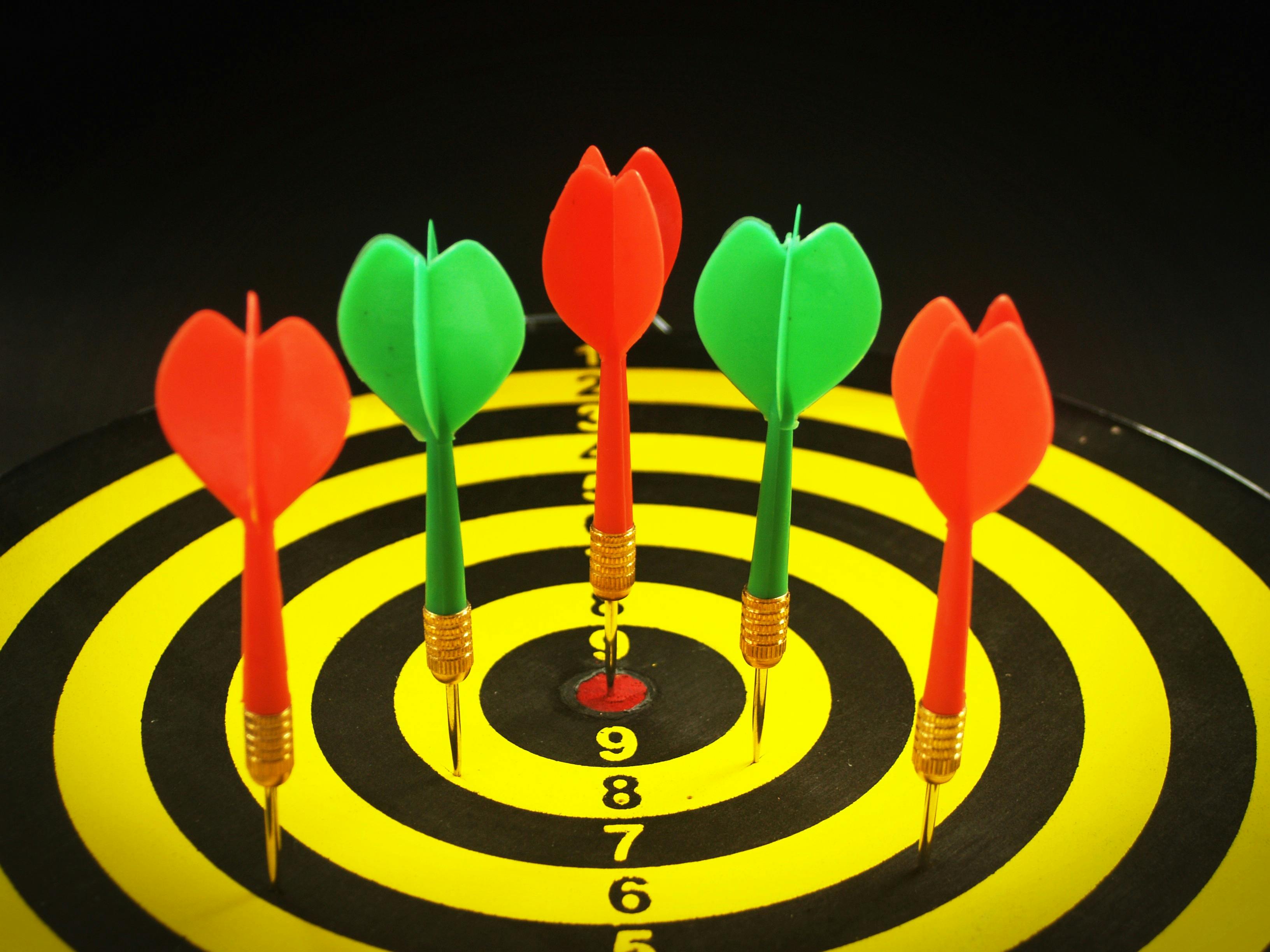 Omnichannel co to – kolorowe rzutki trafiające w środek tarczy, symbol skutecznej strategii marketingowej i spójnej komunikacji w wielu kanałach sprzedaży.